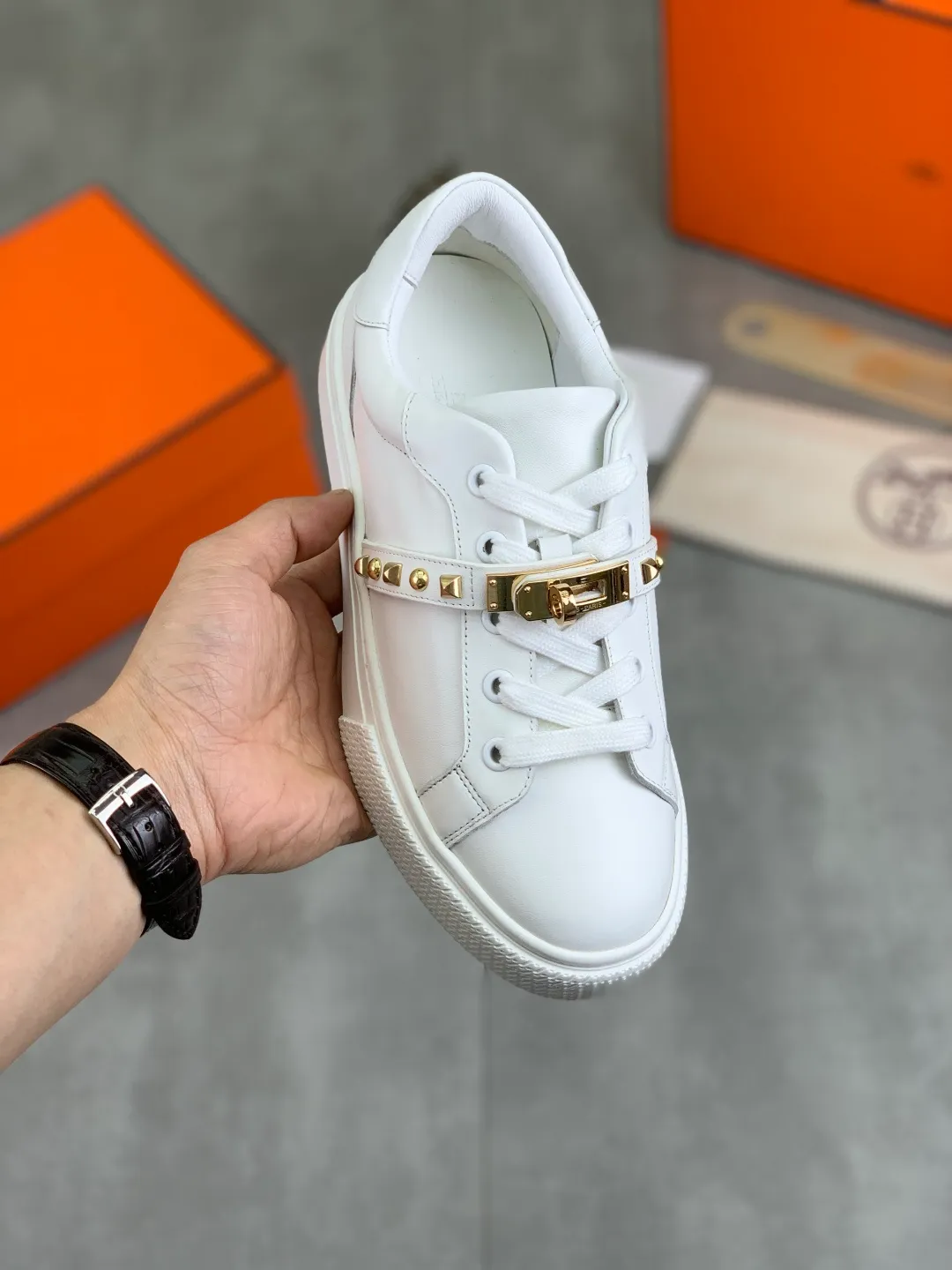 Men's men's shoes 💰P640 New Hermes top version Hermès classic couple style #𝐊𝐞𝐥𝐥𝐲 buckle casual white shoes skateboard shoes that will not conflict with shoes at all. Full of unknowns, Hermès rarely produces flat casual shoes and they are paired with classic palladium-plated Kelly shoe buckles! You'll fall in love with it at first sight. It's super versatile and can be worn with any skirt or pants. 🉑️Close your eyes and wear it. It's super noble. Fabric: Specific cowhide/canvas material. Lining: Sheepskin lining. Outsole: Original molded TPU outsole. Size: 35-45.